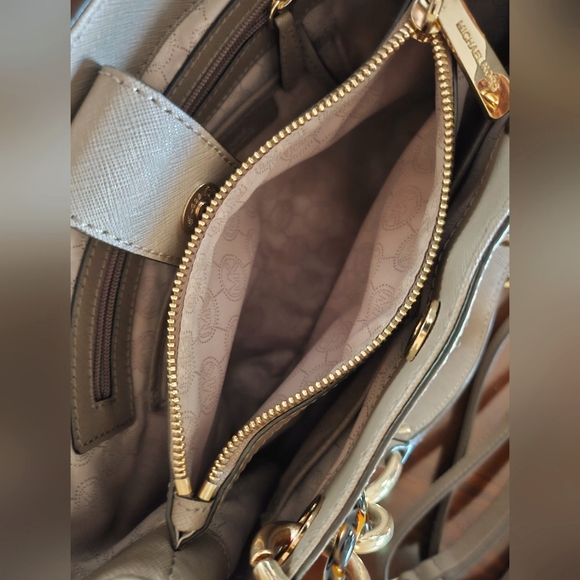 Michael Kors Saffiano Leather Cynthia Satchel ! - Picture 7 of 12